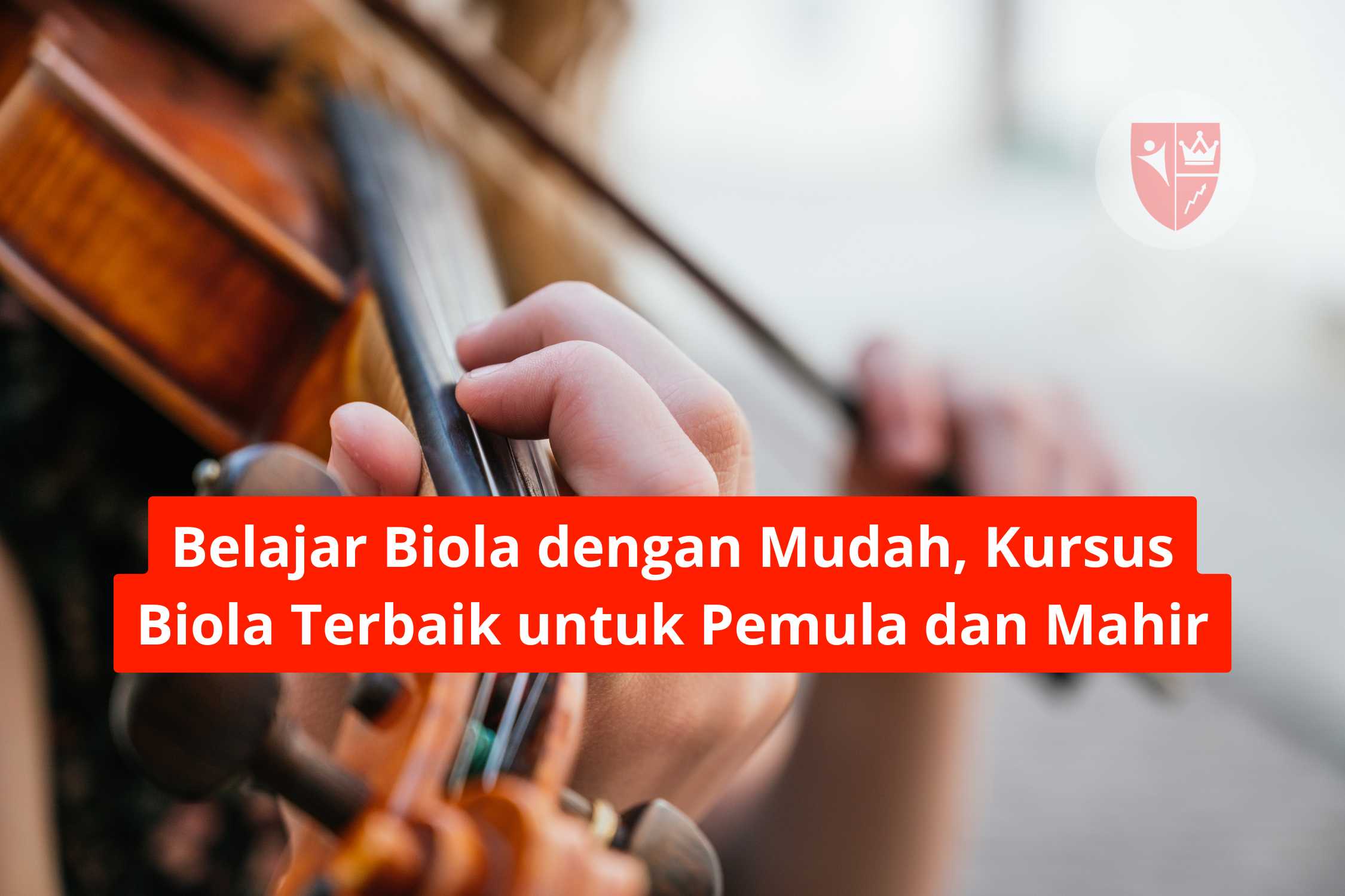 Seorang siswa belajar biola dengan instruktur di kursus biola terbaik